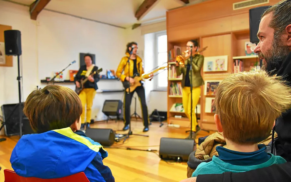 Pr&eacute;sentation de l'album, &laquo;Monde id&eacute;al&raquo;, &agrave; la m&eacute;diath&egrave;que de Lannion.